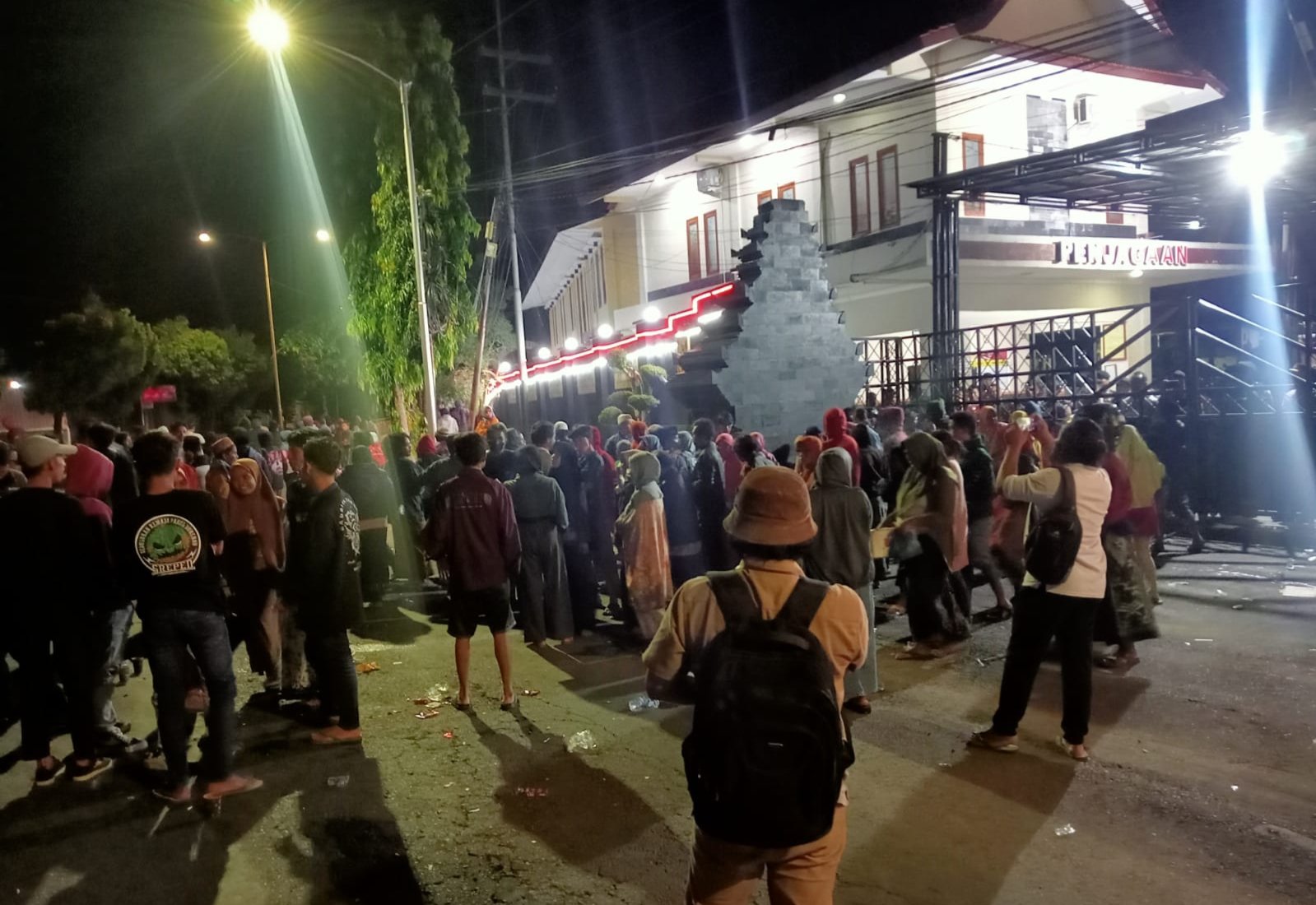 Warga Desa Pakel saat menggeruduk Mako Polresta Banyuwangi, Minggu (9/6/2024), malam. (Foto: Amin)