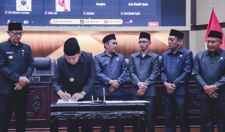 Penandatanganan tiga Raperda Pemerintah Kabupaten Jember, Senin (10/6/2024). (Foto: Diskominfo Jember)