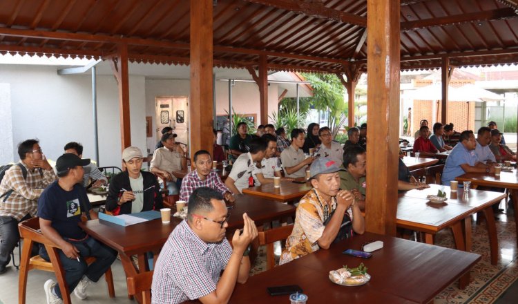 Warga Desa Pakel dan Polresta Banyuwangi berdialog di Resto Mojopahit, Senin (10/6/2024)