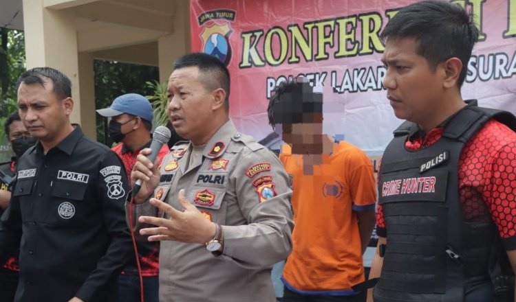 Konferensi pers Polsek Lakarsantri Polrestabes Surabaya. (Foto: Istimewa)