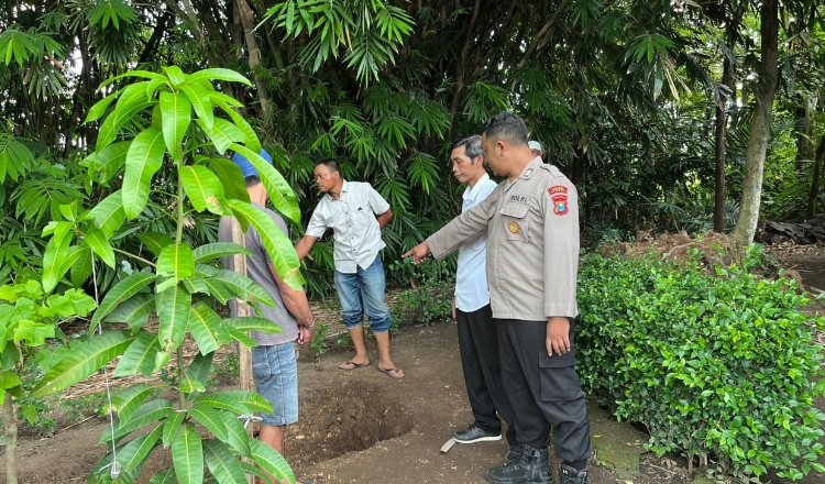 Petugas meninjau lokasi batas tanah yang menjadi konflik. (Foto: Humas Polres Jember)