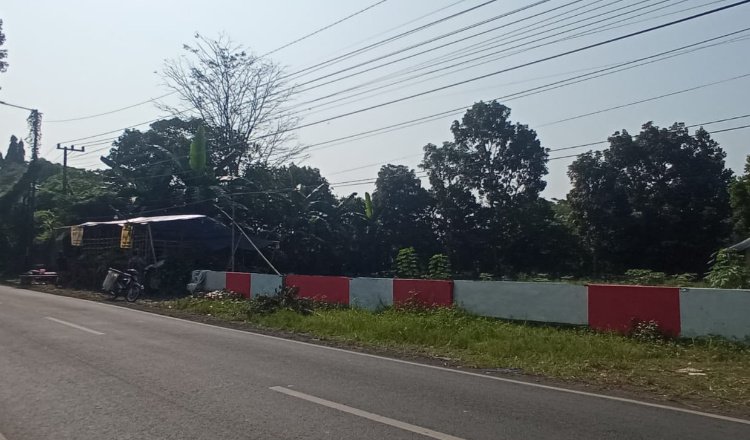 Lapak Andul Azis di pinggir Jalan M Yamin. (Foto: Zainul Hasan)