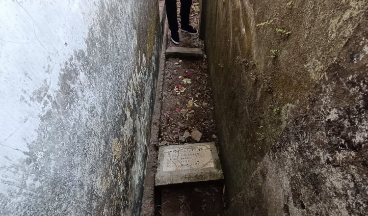Makam kedua pejuang 45 terhimpit gedung di bekas bangunan Kantor Kecamatan Tanggul. (Foto: Zainul Hasan)