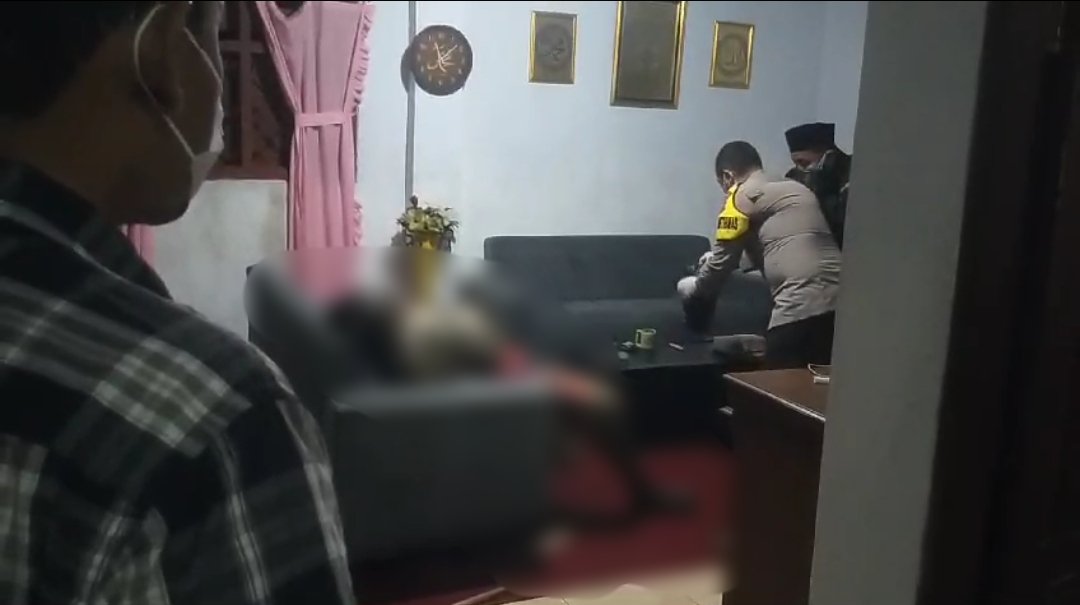 Polisi hendak mengevakuasi jenazah yang ditemukan membusuk didalam rumahnya, Selasa (25/6/2024), malam. (Foto: Istimewa)
