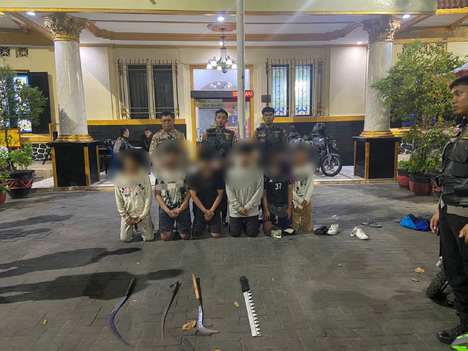 Anggota gangster di Surabaya saat ditangkap Polisi. (Foto: Istimewa)