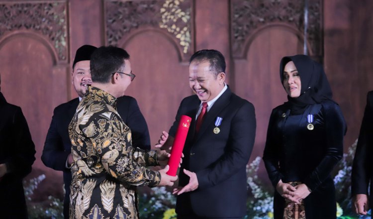 Bupati Jember menerima penghargaan Manggala Karya Kencana (MKK). (Foto: Diskominfo Jember)