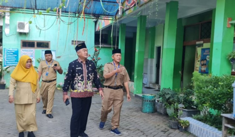 Kepala Dispendik Pemkab Pasuruan meninjau salah satu gedung sekolah. (Foto: Kominfo Kabupaten Pasuruan)