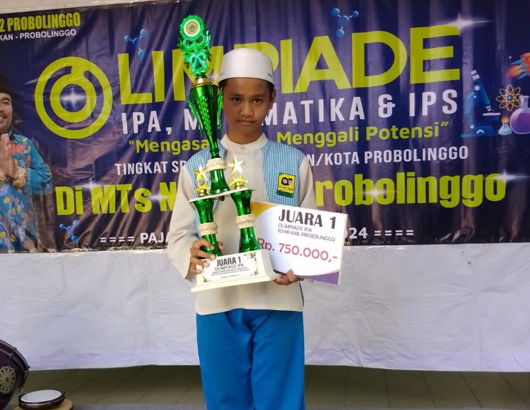 Hanin Baladi Setiawan menunjukkan piala dan piagam penghargaan atas prestasinya. (Foto: Abdus Syakur)