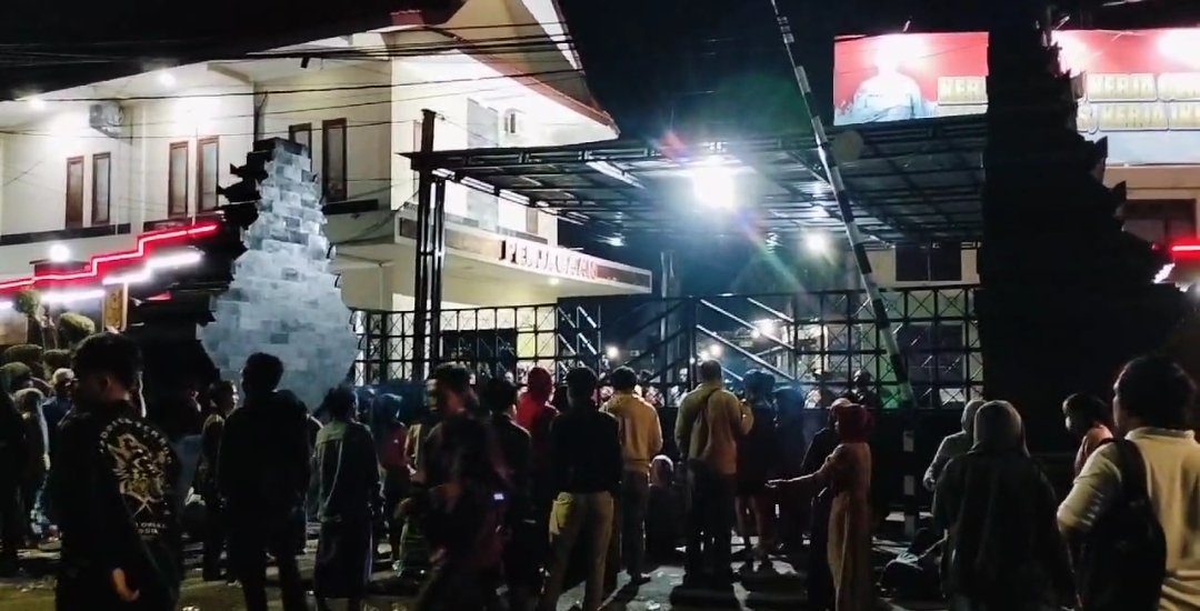 Massa saat berkumpul di depan Mapolresta Banyuwangi, Minggu (9/6/2024), malam. (Foto: Amin)