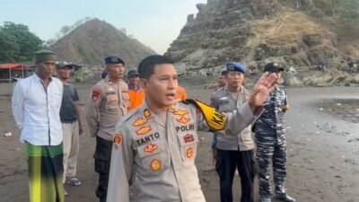 Kapolsek Ambulu saat diwawancarai awak media di pinggir pantai, Minggu (22/6/2024), sore. (Foto: Istimewa)