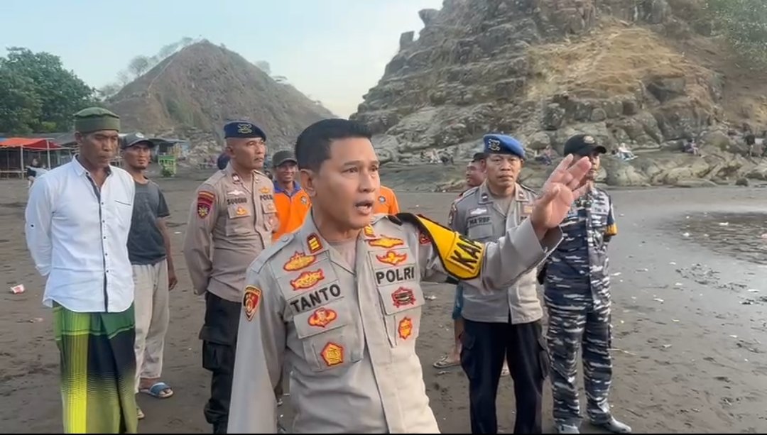 Kapolsek Ambulu saat diwawancarai awak media di pinggir pantai, Minggu (22/6/2024), sore. (Foto: Istimewa)