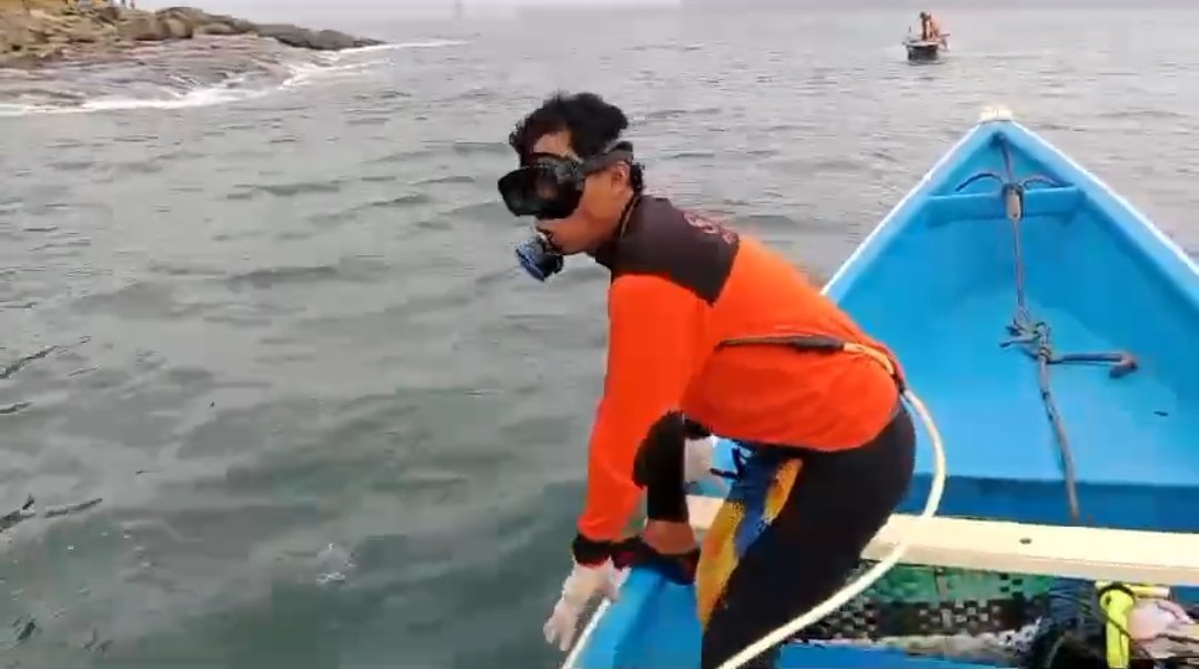 Tim SAR bersiap menyelam di Pantai Selatan untuk mencari remaja yang tenggelam. (Foto: Istimewa)