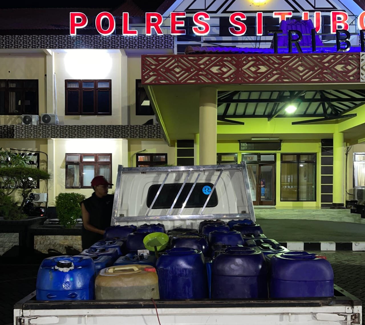 Barang bukti BBM jenis solar subsidi diamankan di Mako Polres Situbondo. (Foto: Istimewa)