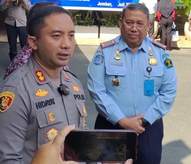 Wadirresnarkoba Polda Jatim diwawancarai awak media. (Foto: Istimewa)