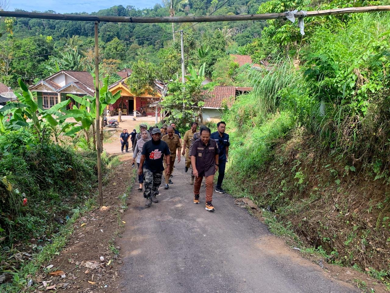 Bupati Jember meninjau jalan di Desa Sucopangepok. (Foto: Diskominfo Jember)