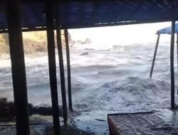 Gelombang Air Laut di Jember Tinggi, Warga Diminta Hati-hati