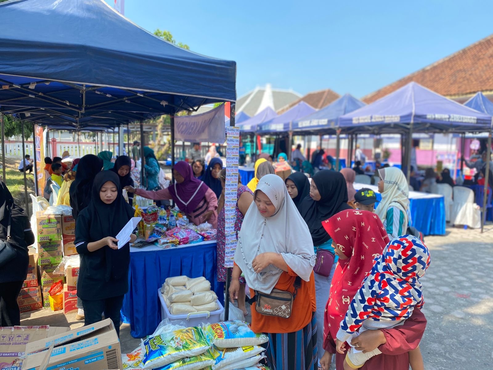 Pasar murah di Kecamatan Gumukmas. (Foto: Istimewa)