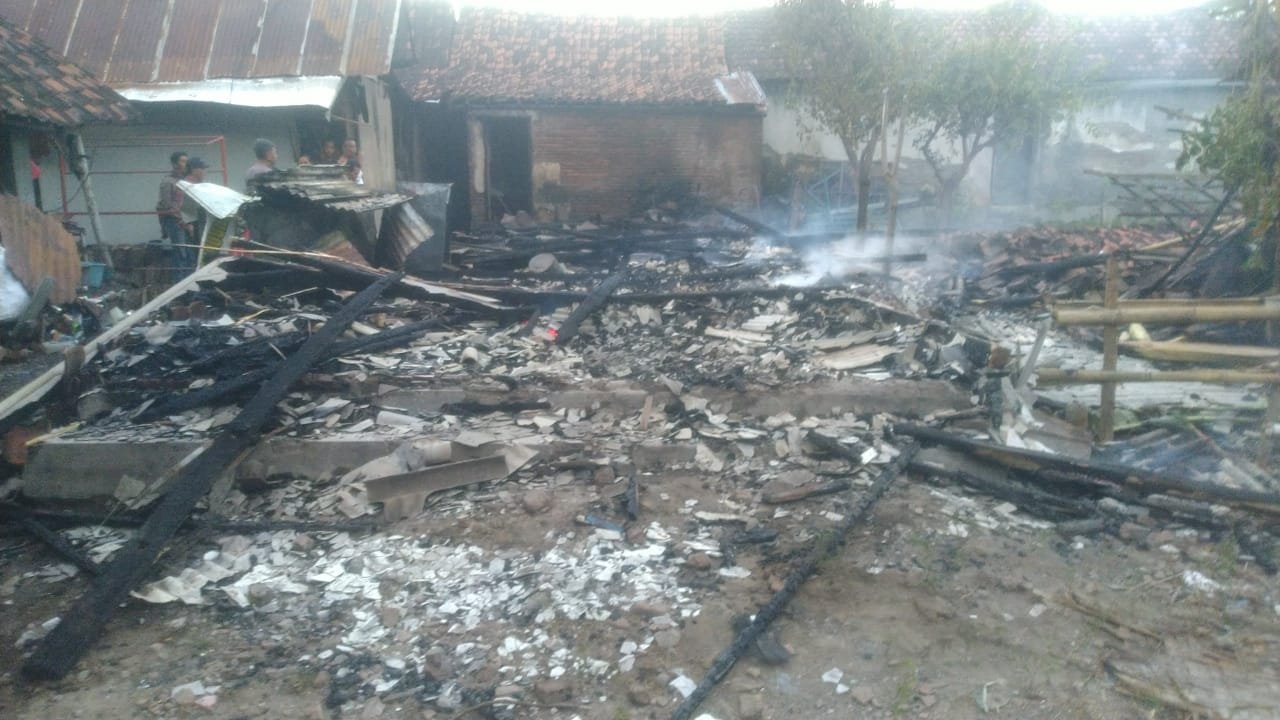 Rumsh Busia rusak total akibat terbakar. (Foto: Pusdalops BPBD Sitobundo)