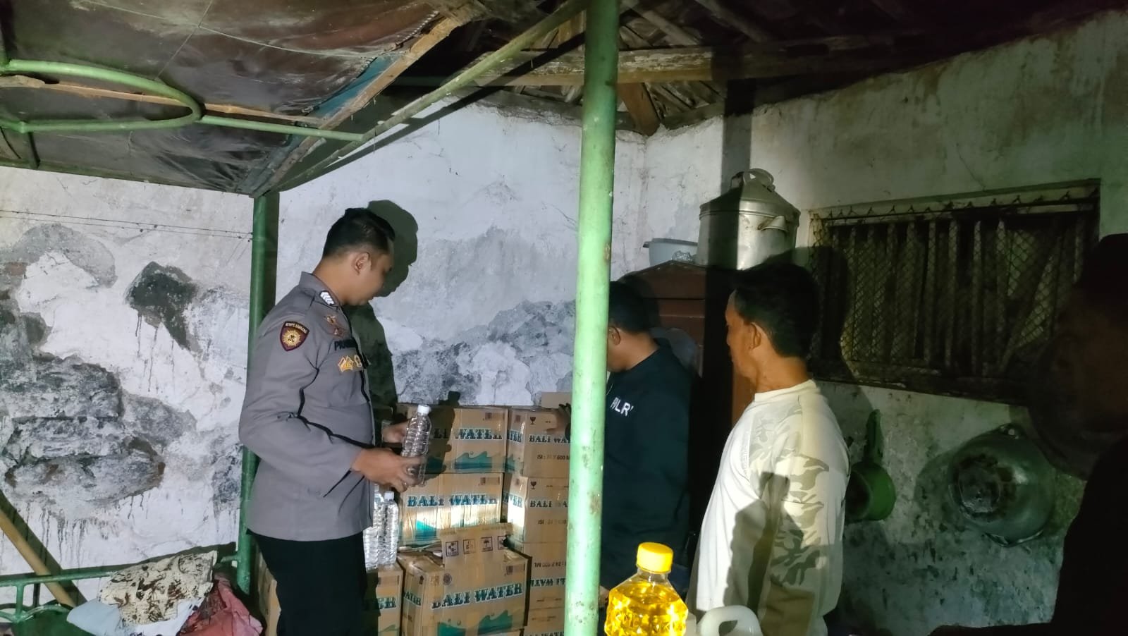 Anggota Polsek Besuki Polres Situbondo saat melakukan razia Miras, Sabtu (22/6/2024). (Foto: Istimewa)