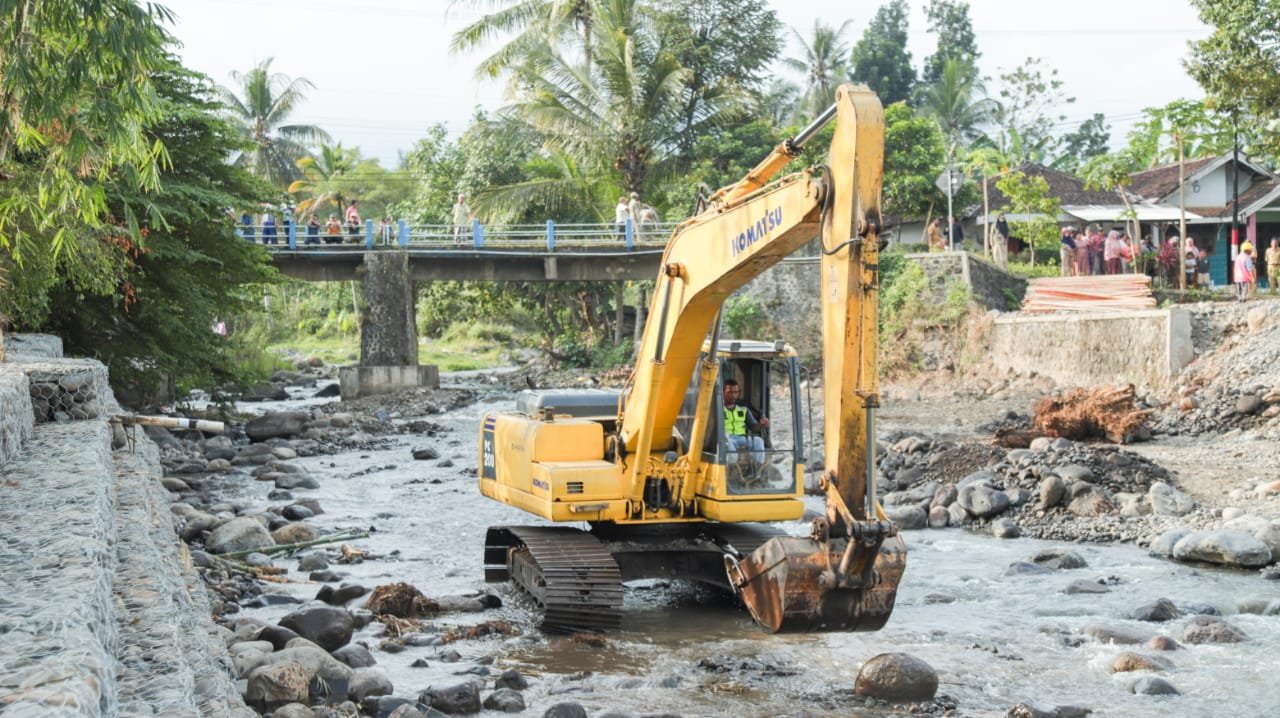 Perbaikan Jembatan Kemuningsari, Kecamatan Jenggawah, Jember. (Foto: Diskominfo Jember)