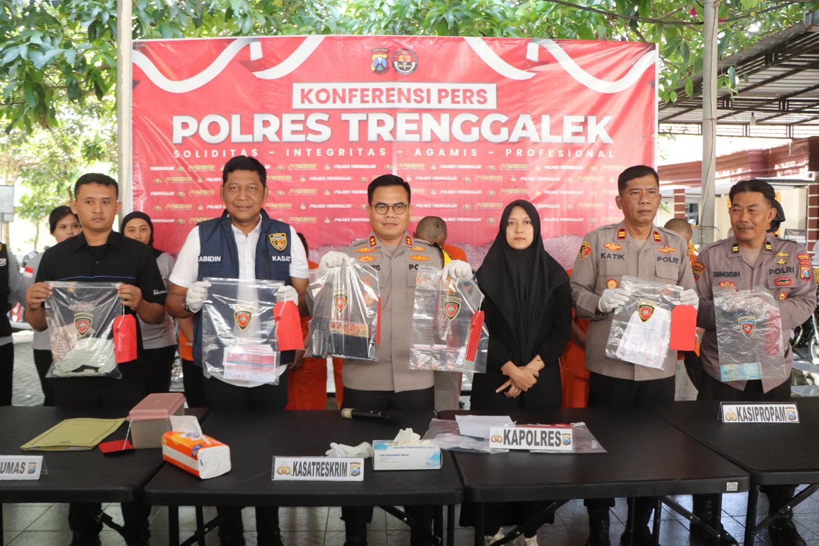 Konferensi pers ungkap kasus pencurian toko emas di Mako Polres Trenggalek. (Foto: Humas Polres Trenggalek)