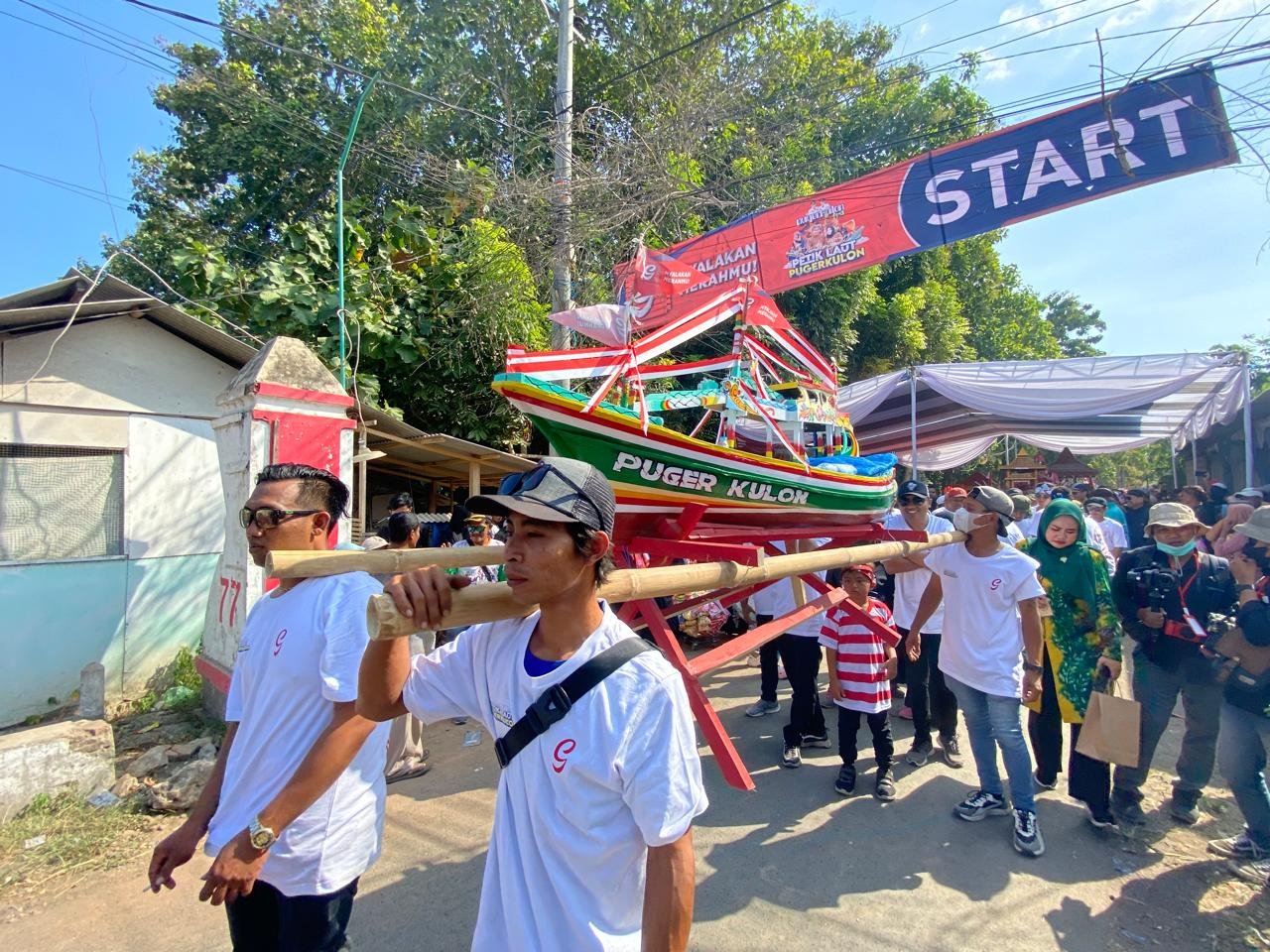 Warga mengarak miniatur perahu dalam acara kirab budaya Puger Kulon. (Foto: Istimewa)