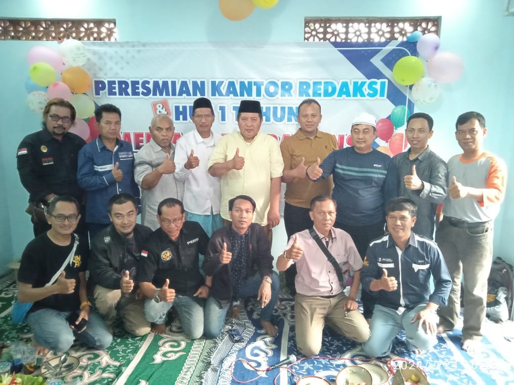 Kepala Desa Sumberwringin, Anggota Polsek Sukowono, DBD, dan awak media foto bersama dalam acara peresmian Kantor Media Transparansi. (Foto: Teamwork)