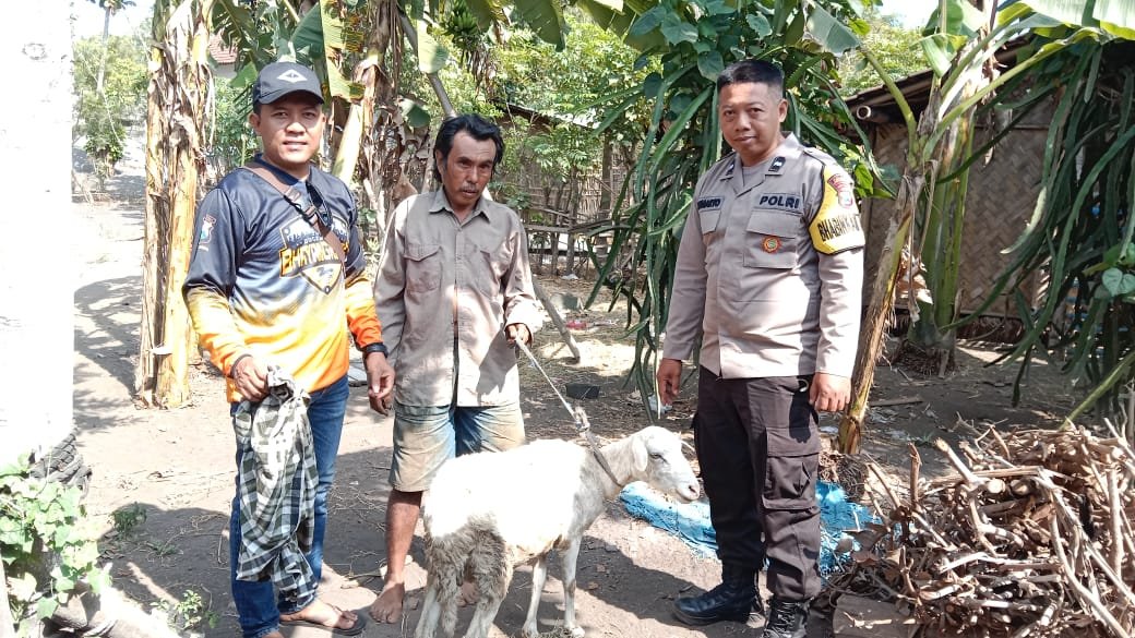 Warga menunjukkan kambing yang Dia temukan dalam karung. (Foto: Istimewa)