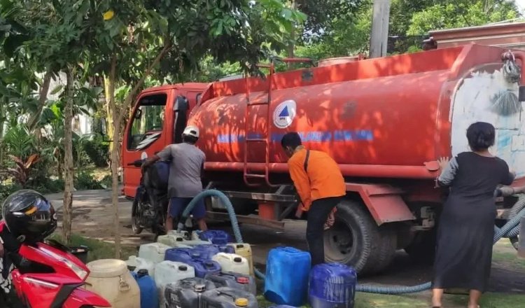 BPBD Probolinggo menyalurkan bantuan air bersih ke Desa Tegalsono. (Foto: Istimewa)