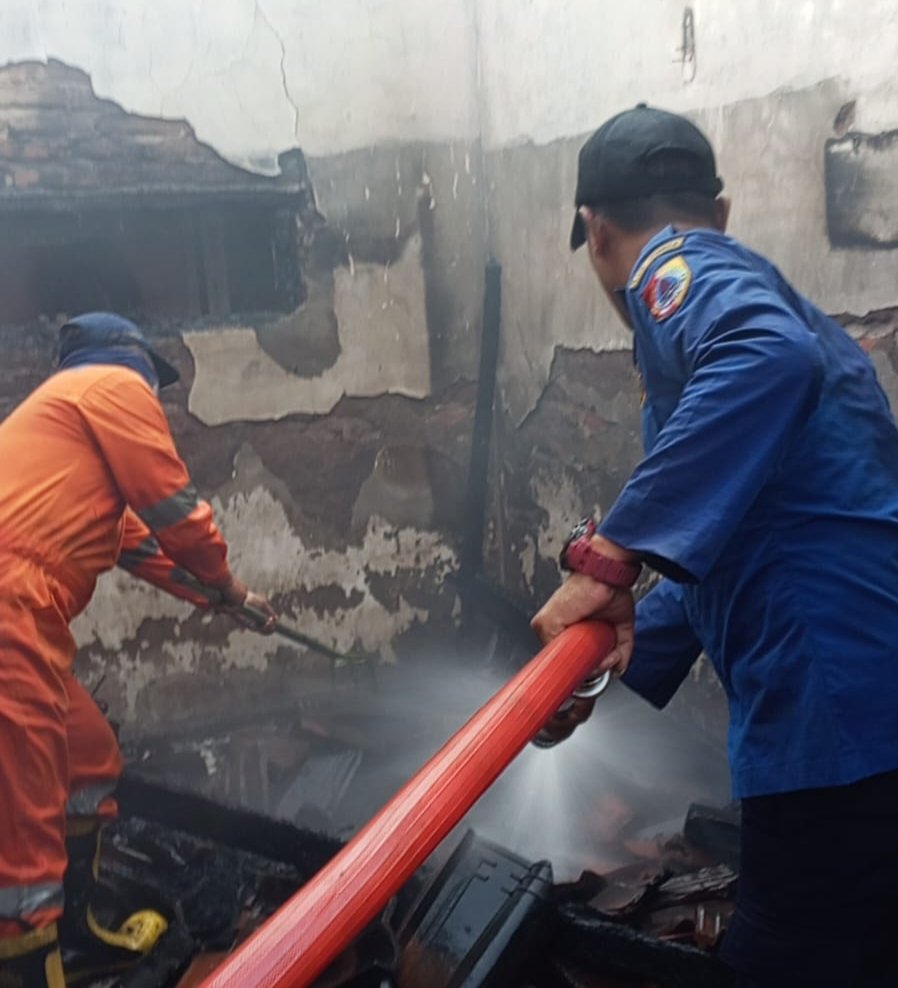 Damkar BPBD Jember melakukan pembasahan. (Foto: Dokumen Damkar Jember)