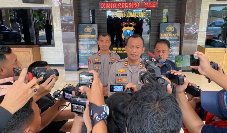 Kapolres Lumajang diwawancarai awak media. (Foto: Istimewa)