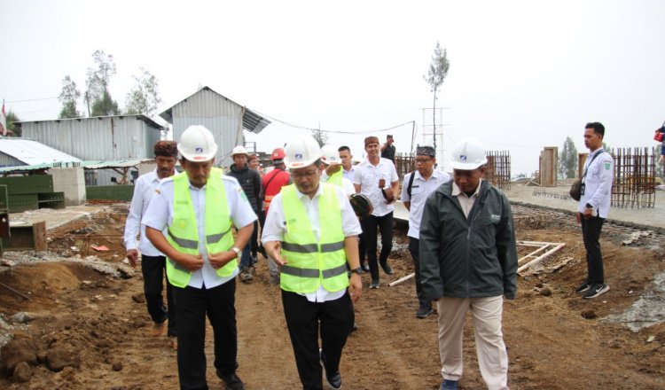 Pj Bupati Pasuruan meninjau pembangunan wisata Tengger Culture Center. (Foto: Istimewa)