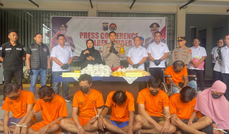 Konferensi pers ungkap kasus peredaran Pil Dextro dan Trihexyphenidyl. (Foto: Humas Polres Jember)