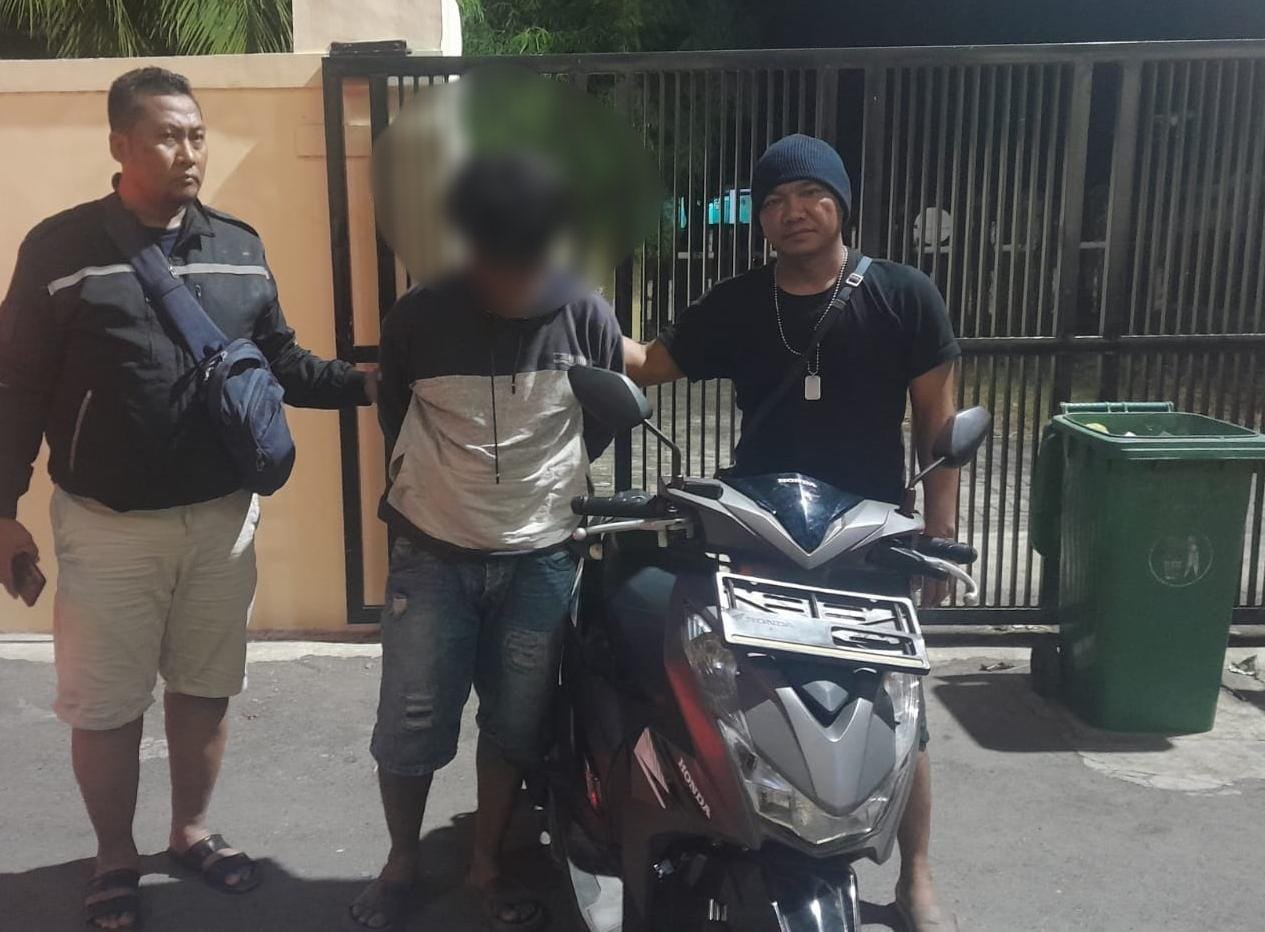 Tersangka Curanmor asal Kabupaten Jember (tengah) saat dibawa ke Mako Polres Situbondo. (Foto: Humas Polres Jember)