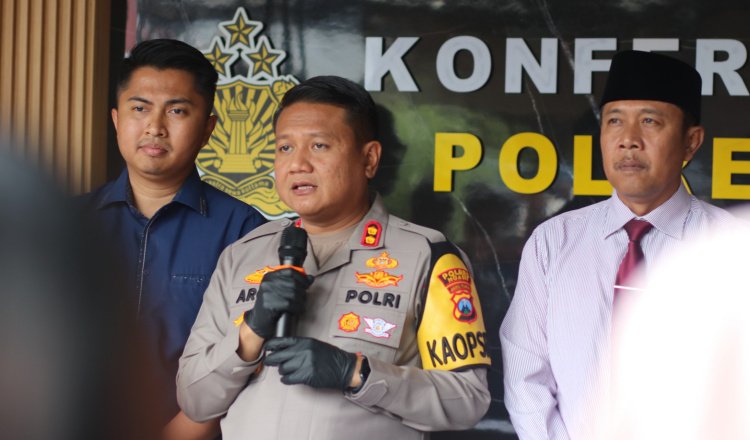Kapolres Ngawi menyampaikan hasil ungkap kasus pencabulan pada anak SMP dalam konferensi pers di halaman Mako Polres Ngawi, Sabtu (6/7/2024). (Foto: Istimewa)