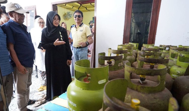 Bupati Banyuwangi mengecek pangkalan Gas LPG 3 Kg. (Foto: BeritaBwi)