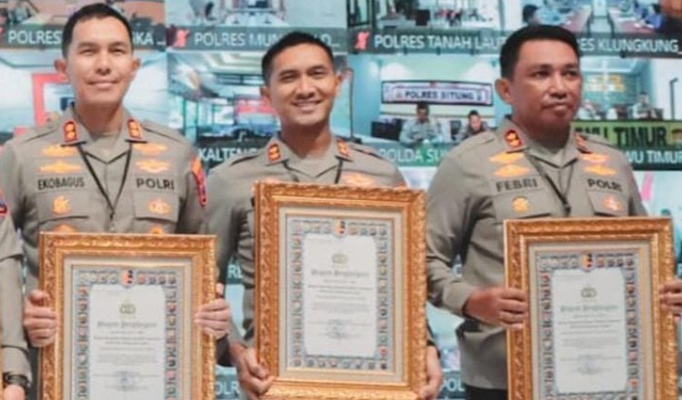 Kapolres Jember (tengah) menunjukkan piagam penghargaan pelayanan prima (A) dari Kapolri, Selasa (9/7/2024). (Foto: Humas Polres Jember)