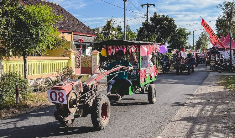 Parade traktor dan jalan santai di Desa Cakru. (Foto: Diskominfo Jember)