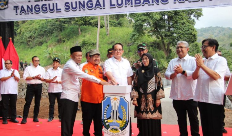 Detik-detik Pj Gubernur Jatim dan Pj Bupati Pasuruan serta stakeholter terkait meresmikan Jembatan dan Waduk Sungai Lumbang. (Foto: Pemkab Pasuruan)