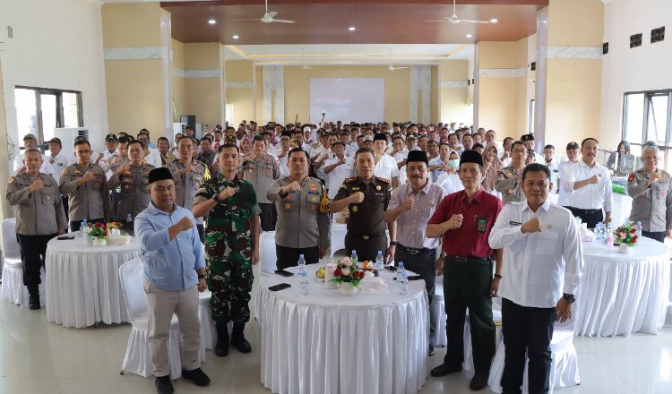 Jajaran Polres Nganjuk dan para Kades foto bersama. (Foto: Humas Polres Nganjuk)