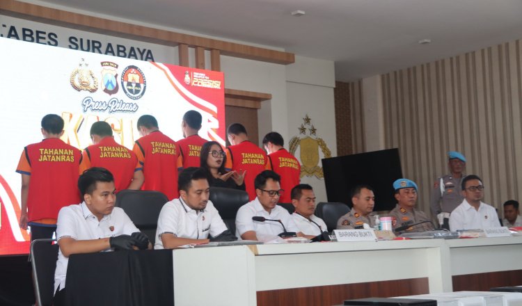Konferensi pers ungkap kasus judi online di Polrestabes Surabaya. (Foto: Istimewa)