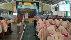 Para Polwan dari Polres Ngawi mengedukasi siswi PP Darussalam Gontor. (Foto: Istimewa)