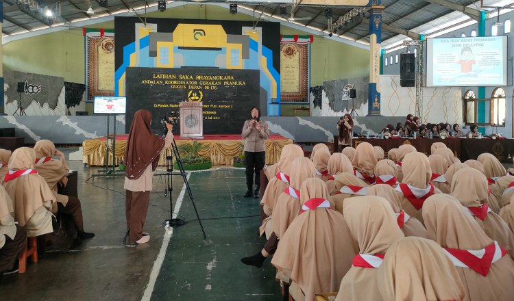Para Polwan dari Polres Ngawi mengedukasi siswi PP Darussalam Gontor. (Foto: Istimewa)