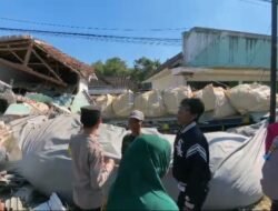 Truk Fuso Semen Imasco Jember Tabrak Ruko dan 2 Motor di Pinggir Jalan Raya