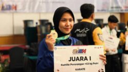 Salma Aulia menunjukkan medali emas dan sertifikat Juara 1 pada Cabor Karate. (Foto: Istimewa)