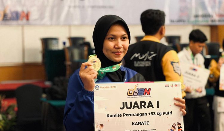 Salma Aulia menunjukkan medali emas dan sertifikat Juara 1 pada Cabor Karate. (Foto: Istimewa)
