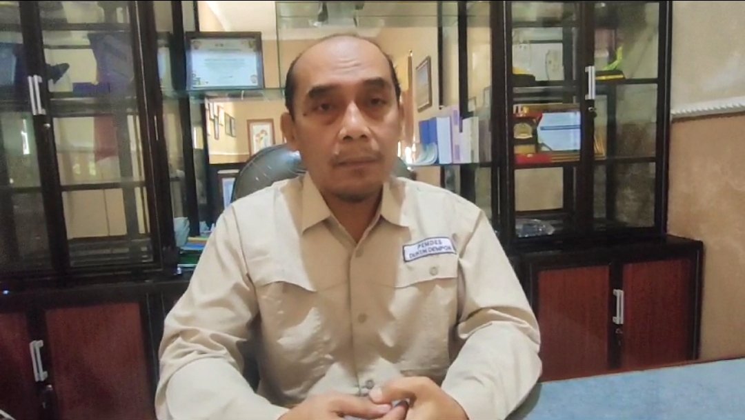 Kepala Desa Dukuh Dempok diwawancarai awak media. (Foto: Istimewa)