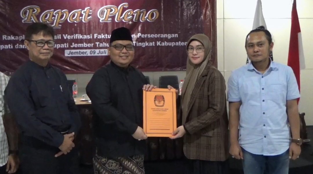 Jaddin - Arismaya menunjukkan berkas hasil verifikasi faktual syarat dukungan beberapa waktu lalu. (Foto: Istimewa)