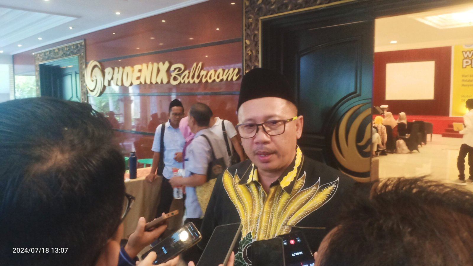 Anggota Komisi X DPR RI diwawancarai awak media usai workshop pendidikan di Hotel Luminor Jember, Kamis (18/7/2024). (Foto: Zainul Hasan)