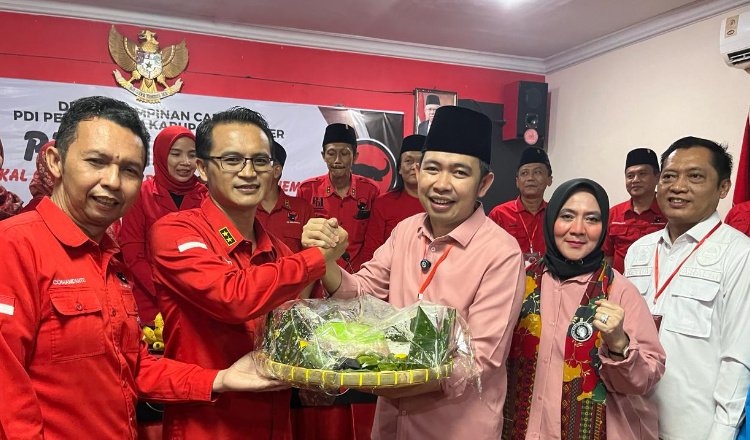 Moment Gus Fawait mengembalikan berkas penjaringan Bacabup ke PDIP Jember tiga bulanan lalu, Sabtu (11/5/2024). (Foto: Istimewa)